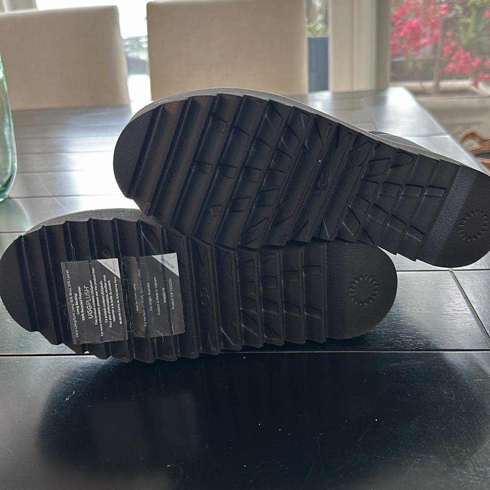 UGGS - Picture 5 of 5